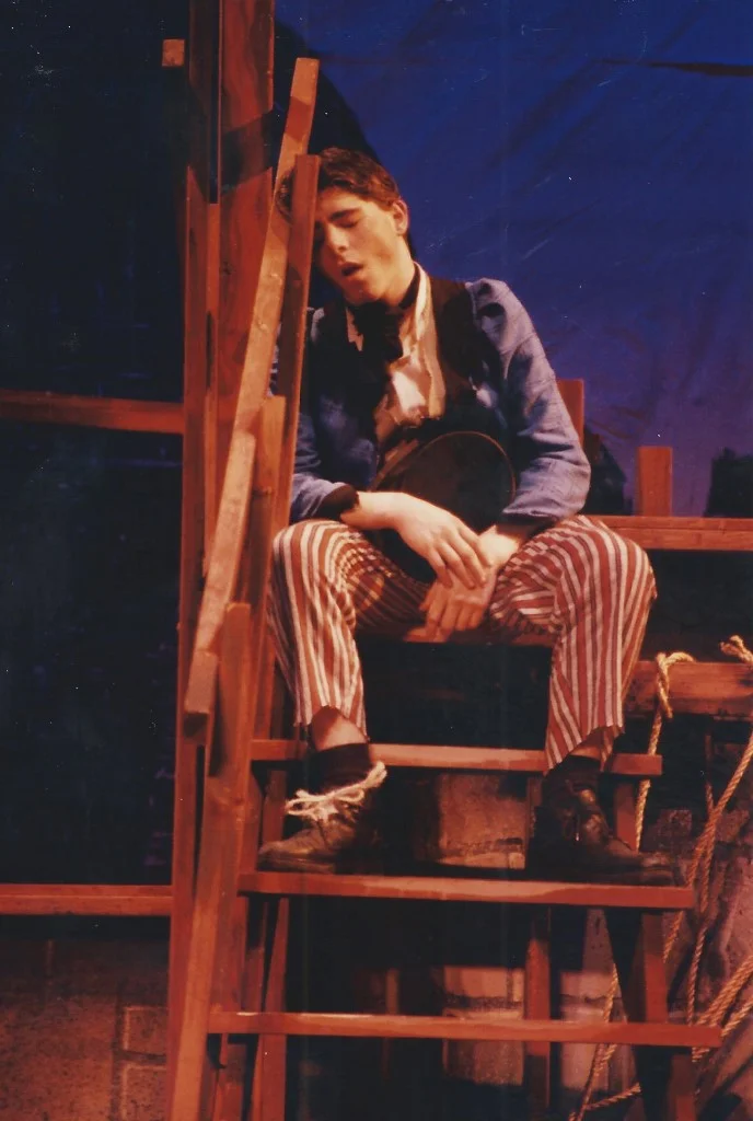 phoenix-theatre-1994-oliver-ragged-lad-asleep-on-steps.jpg