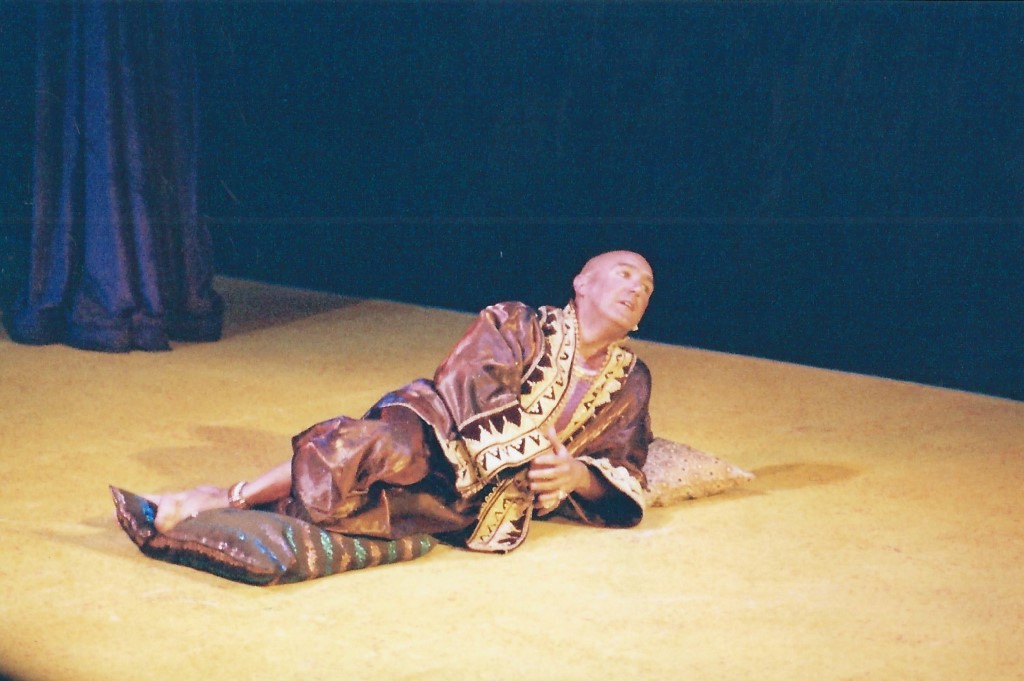 phoenix-theatre-2001-king-and-i-king-reclines-floor.jpg