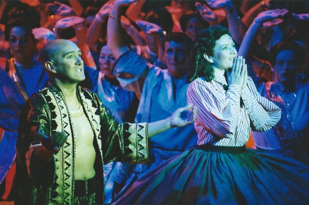 phoenix-theatre-2001-king-and-i-anna-and-king-lead-chorus.jpg