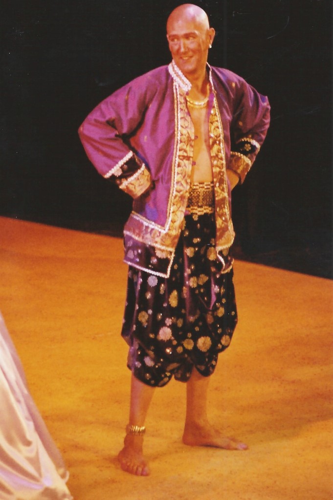 phoenix-theatre-2001-king-and-i-the-king-smiles-hands-on-hips.jpg
