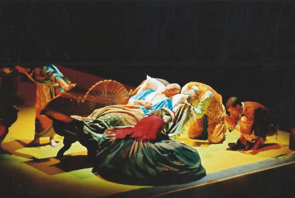 phoenix-theatre-2001-king-and-i-final-scene-kings-bedside.jpg