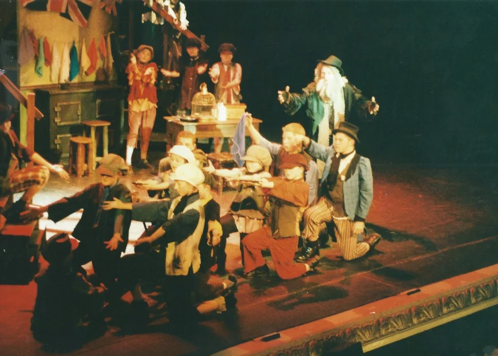 phoenix-theatre-oliver-2002-fagin-pick-a-pocket-training.jpg