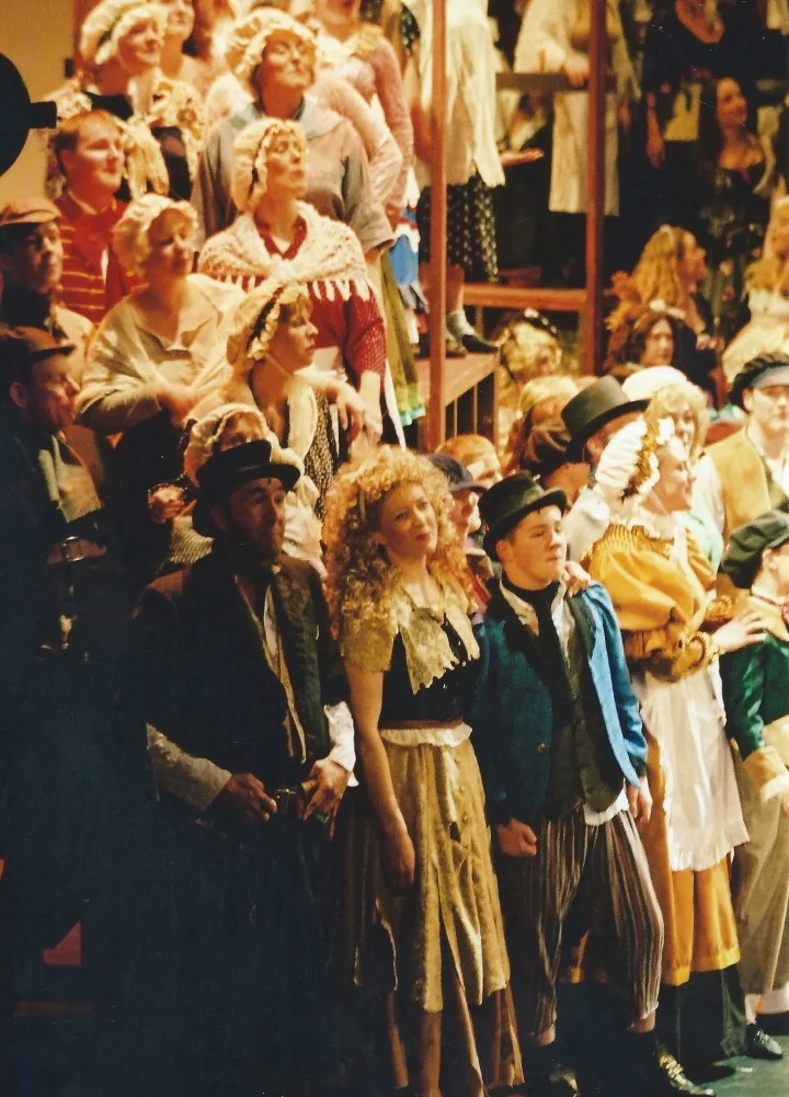 phoenix-theatre-oliver-2002-london-crowd-look-up-nancy-dodger.jpg