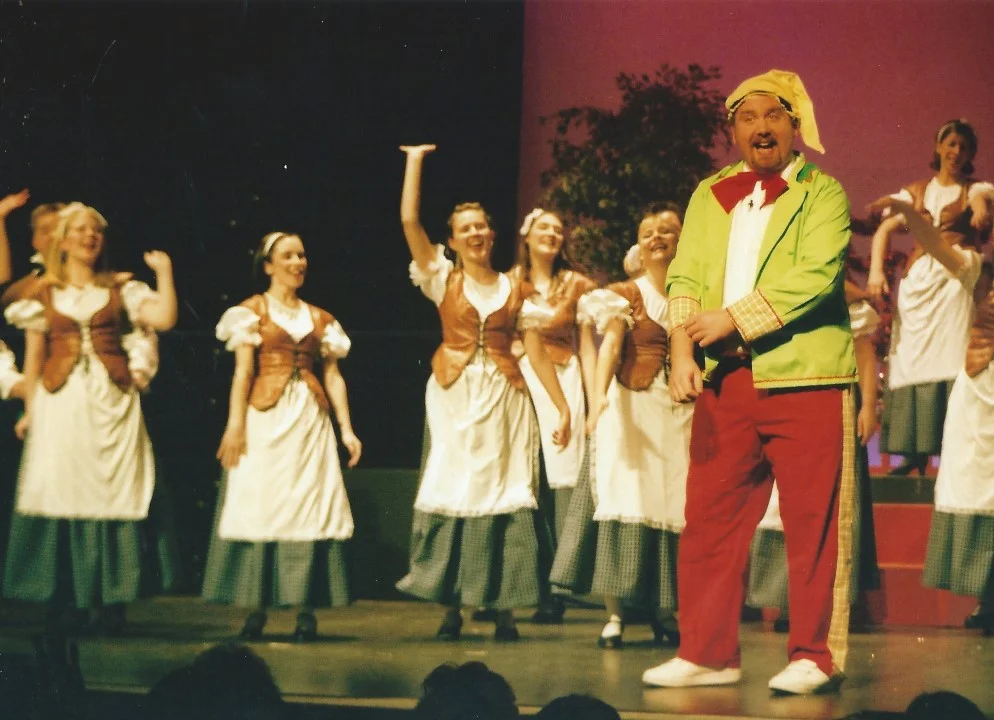 phoenix-theatre-2006-snow-white-ensemble-comic-dance-aberdeen-arts-centre.jpg