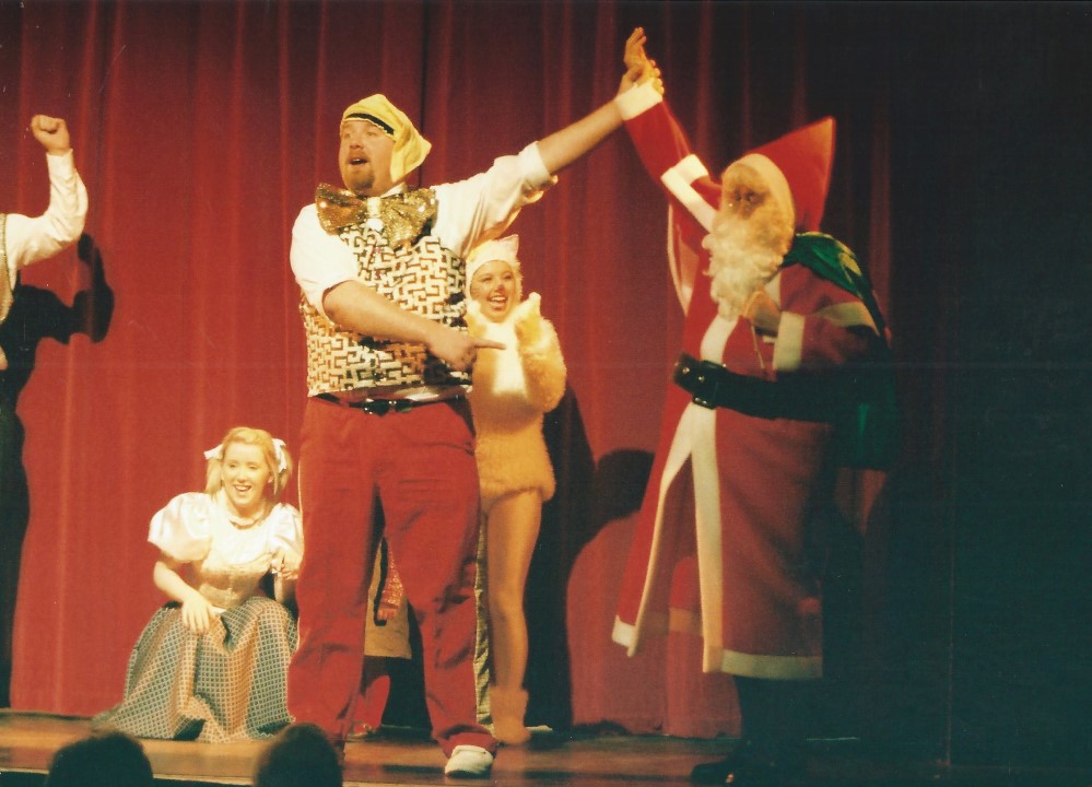 phoenix-theatre-2006-snow-white-curtain-call-comic-and-santa.jpg
