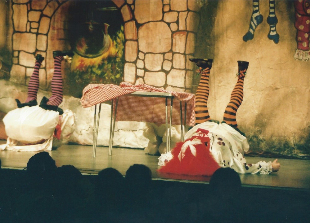 phoenix-theatre-snow-white-2006-dames-slapstick-upside-down.jpg