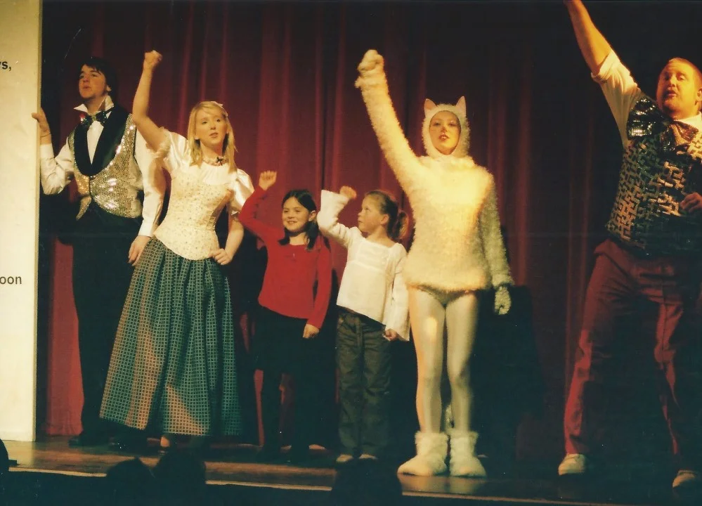 phoenix-theatre-snow-white-2006-finale-singalong-curtain-call.jpg