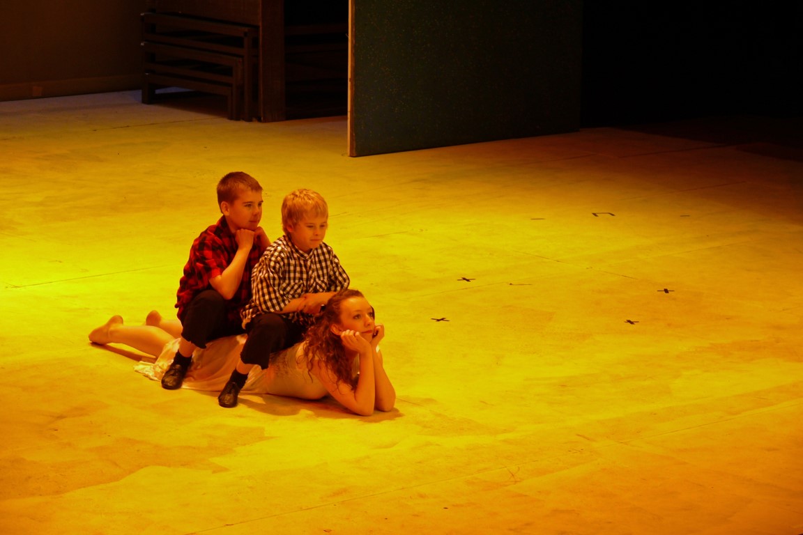 phoenix-theatre-2008-carousel-children-playful-stage-pose.jpg