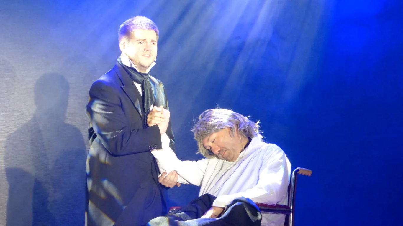 phoenix-theatre-jekyll-hyde-2017-jekyll-comforts-ailing-man-wheelchair.jpg