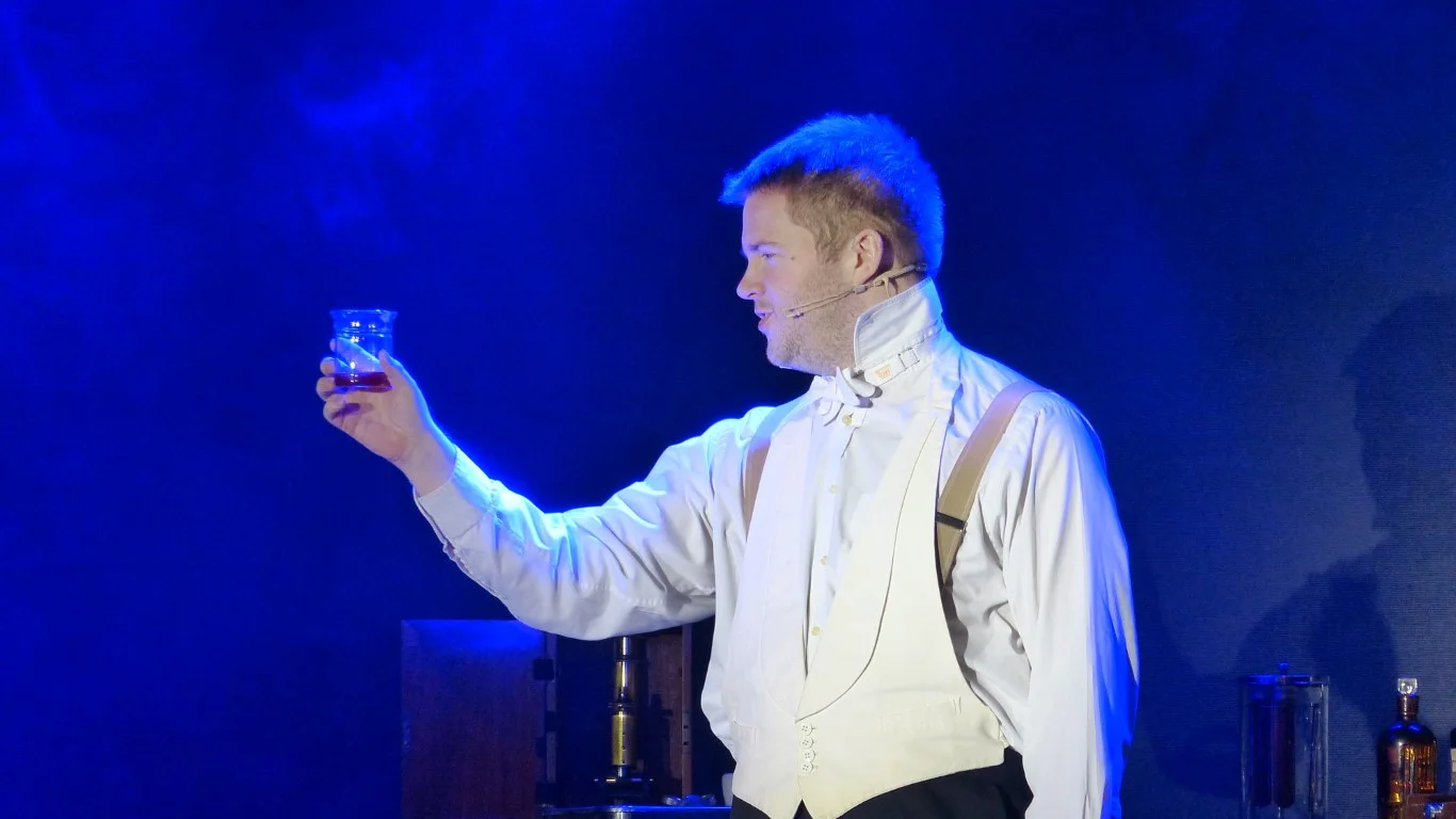 phoenix-theatre-jekyll-hyde-2017-jekyll-laboratory-potion-experiment.jpg