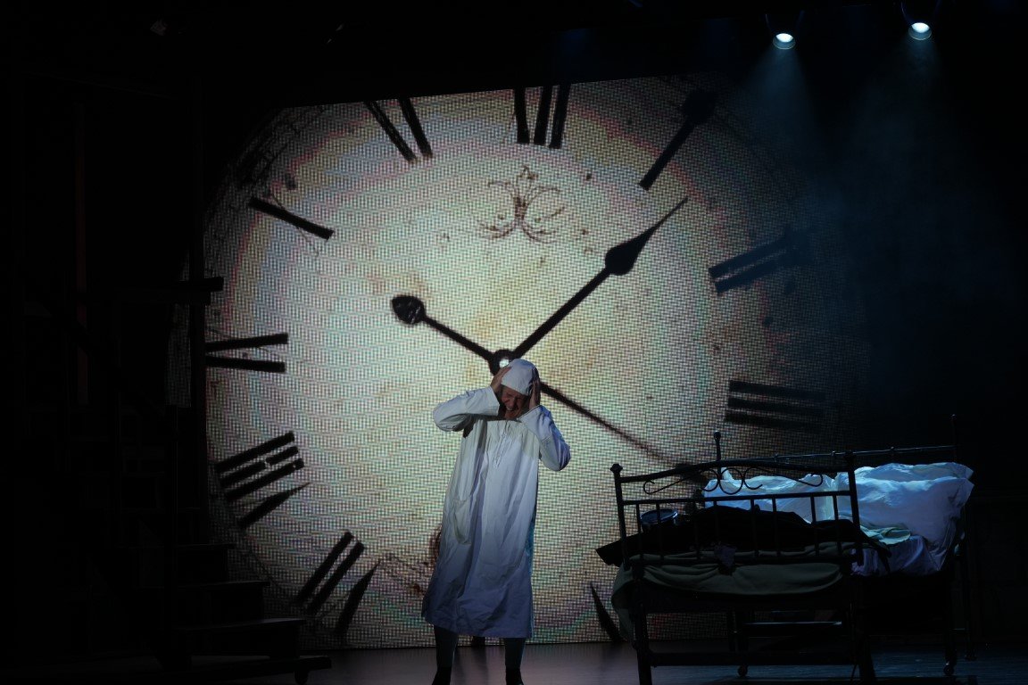 scrooge-2023-scrooge-in-nightshirt-giant-clock-midnight-bedroom-aberdeen-arts-centre.jpg