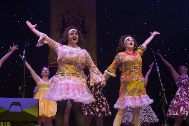 phoenix-theatre-hairspray-corporate-entertainment-1960s-duet-retro-dresses.jpg