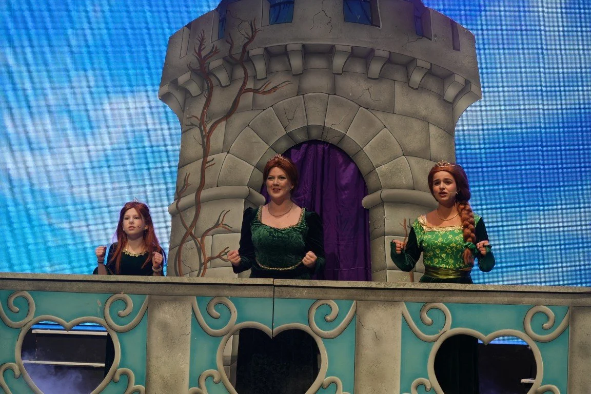 phoenix-theatre-shrek-the-musical-2025-aberdeen-three-fionas-tower-balcony-354.jpg
