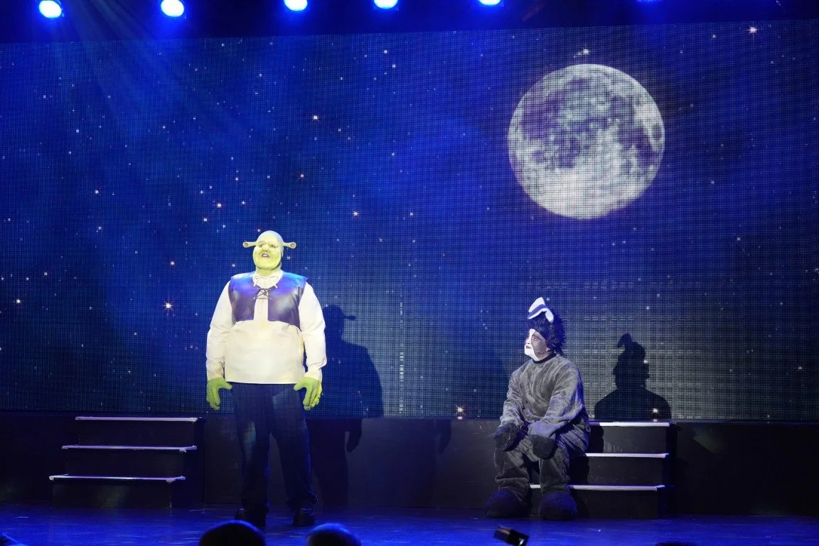 phoenix-theatre-shrek-the-musical-2025-aberdeen-shrek-and-donkey-moonlight-544.jpg