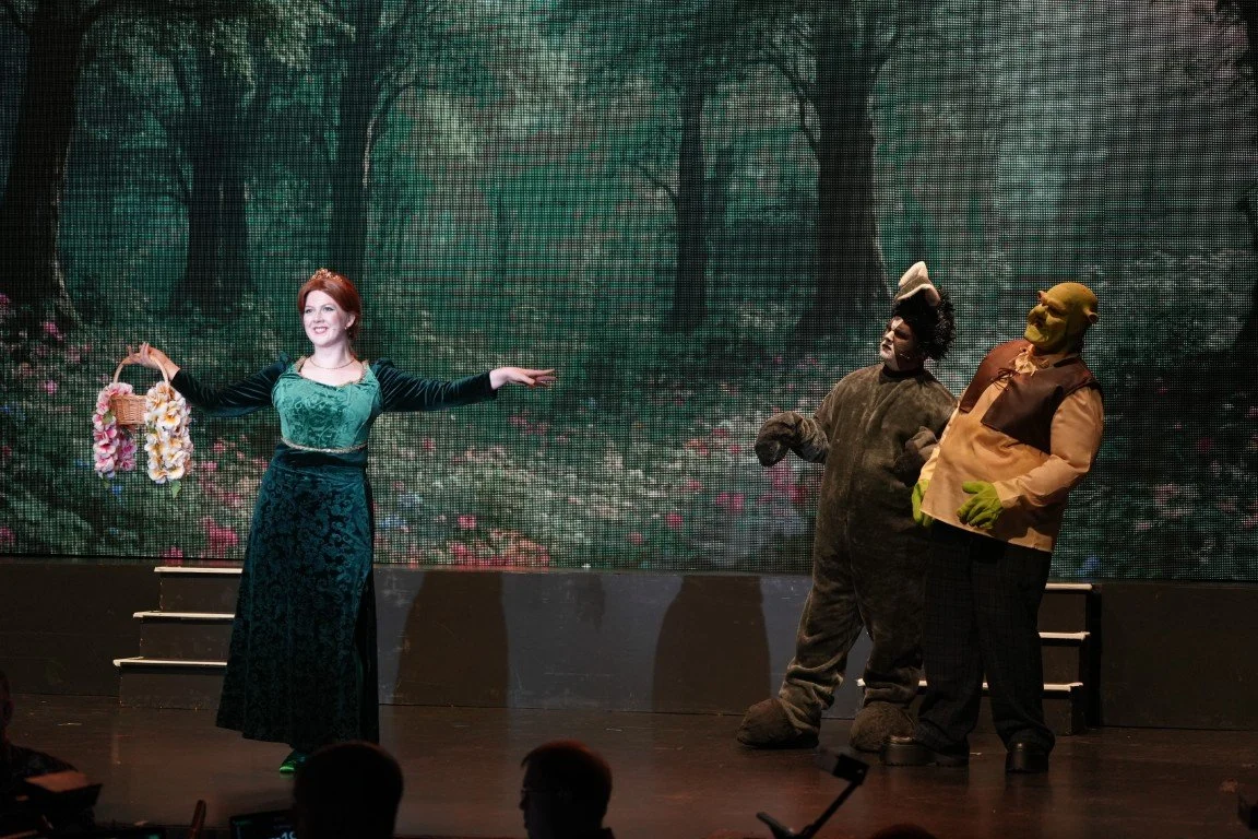 phoenix-theatre-shrek-the-musical-2025-aberdeen-fiona-with-flower-basket-shrek-and-donkey-622.jpg