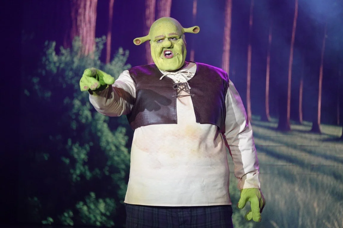 phoenix-theatre-shrek-the-musical-2025-aberdeen-shrek-pointing-close-up-813.jpg