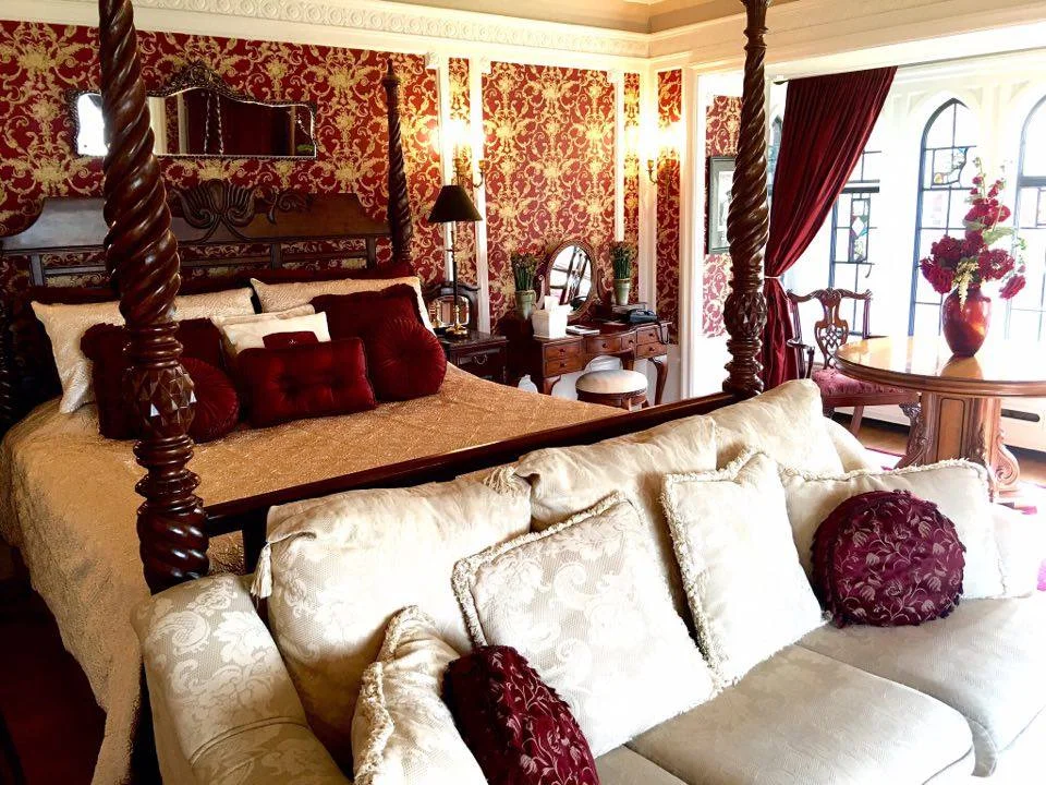 King - Presidents stayed here! Jacuzzi tub with shower, electric fireplace, lakeview