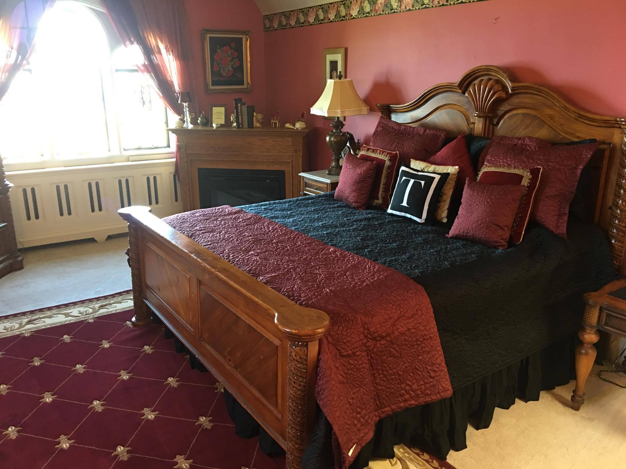 King - Named for film Rose Red, electric fireplace, full detached bath, tub with hand shower