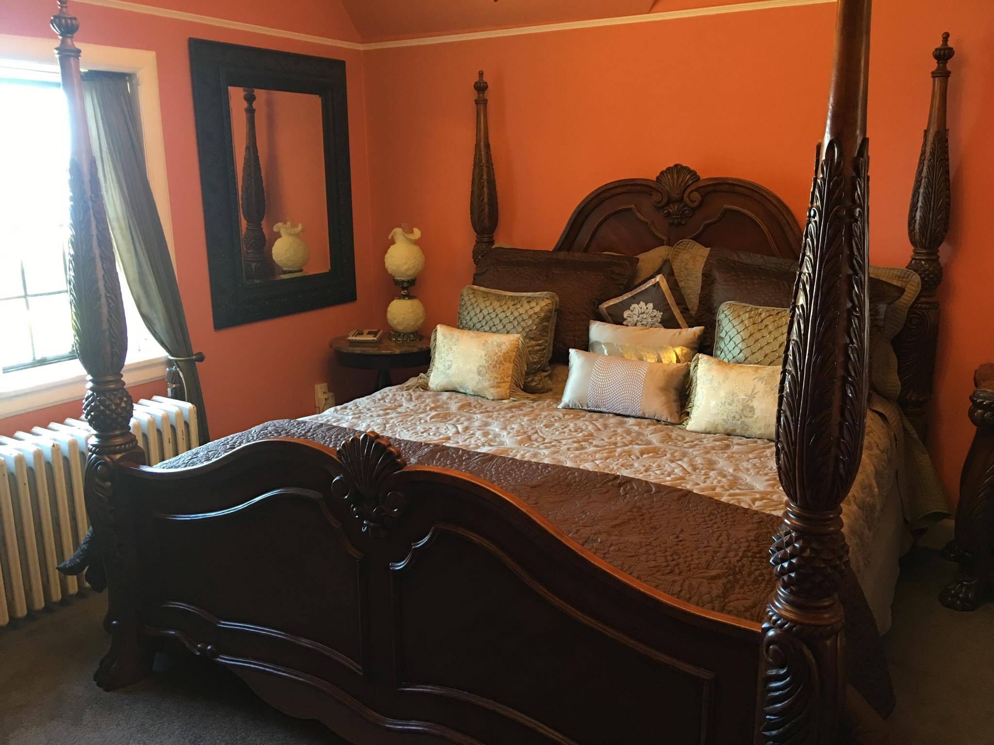 King - Romantic, private, heart shaped jacuzzi tub, two-headed walk-inshower, electric fireplace