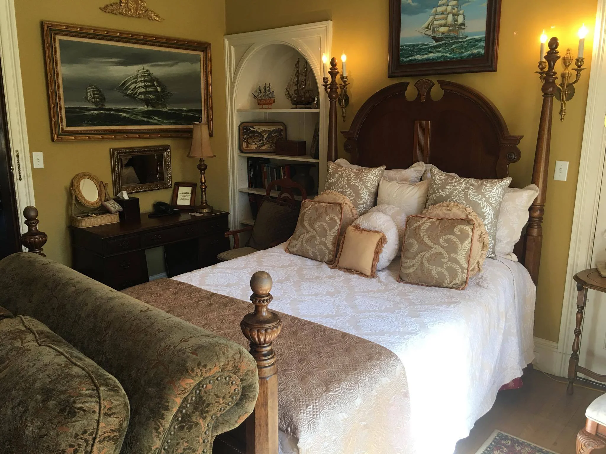 Queen - Gentlemanly splendor, gas fireplace, original soaking tub with shower head, view of front circle entry and grounds