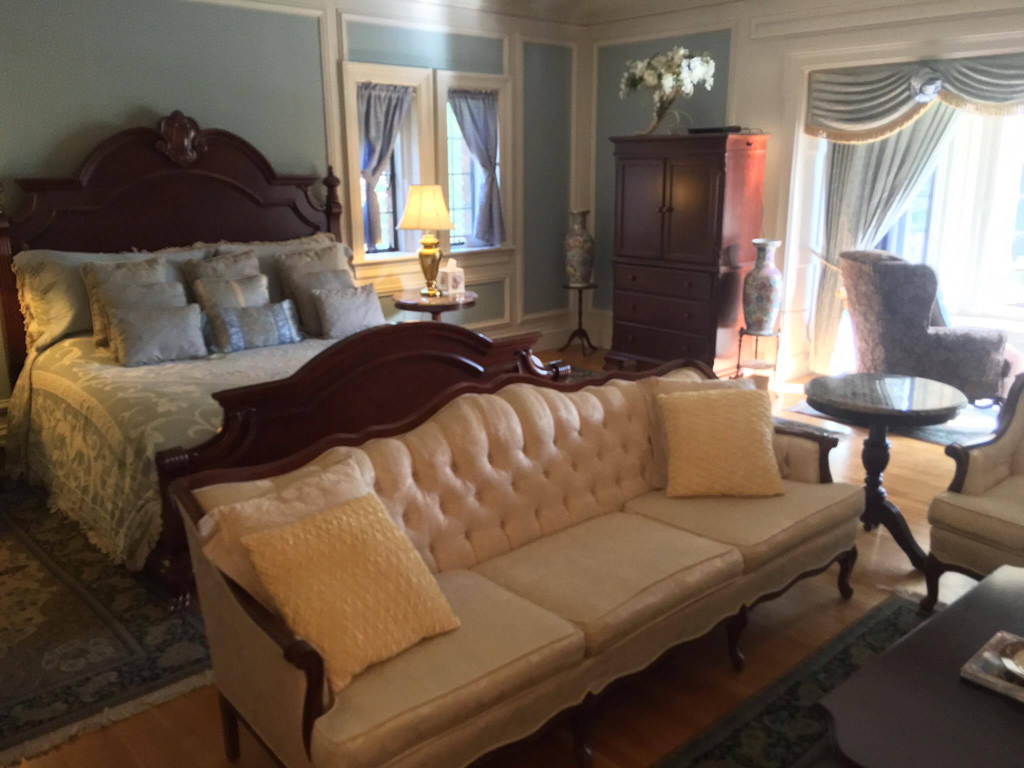 King - Pure elegance, jetted jacuzzi tub with hand shower, gas fireplace, garden view