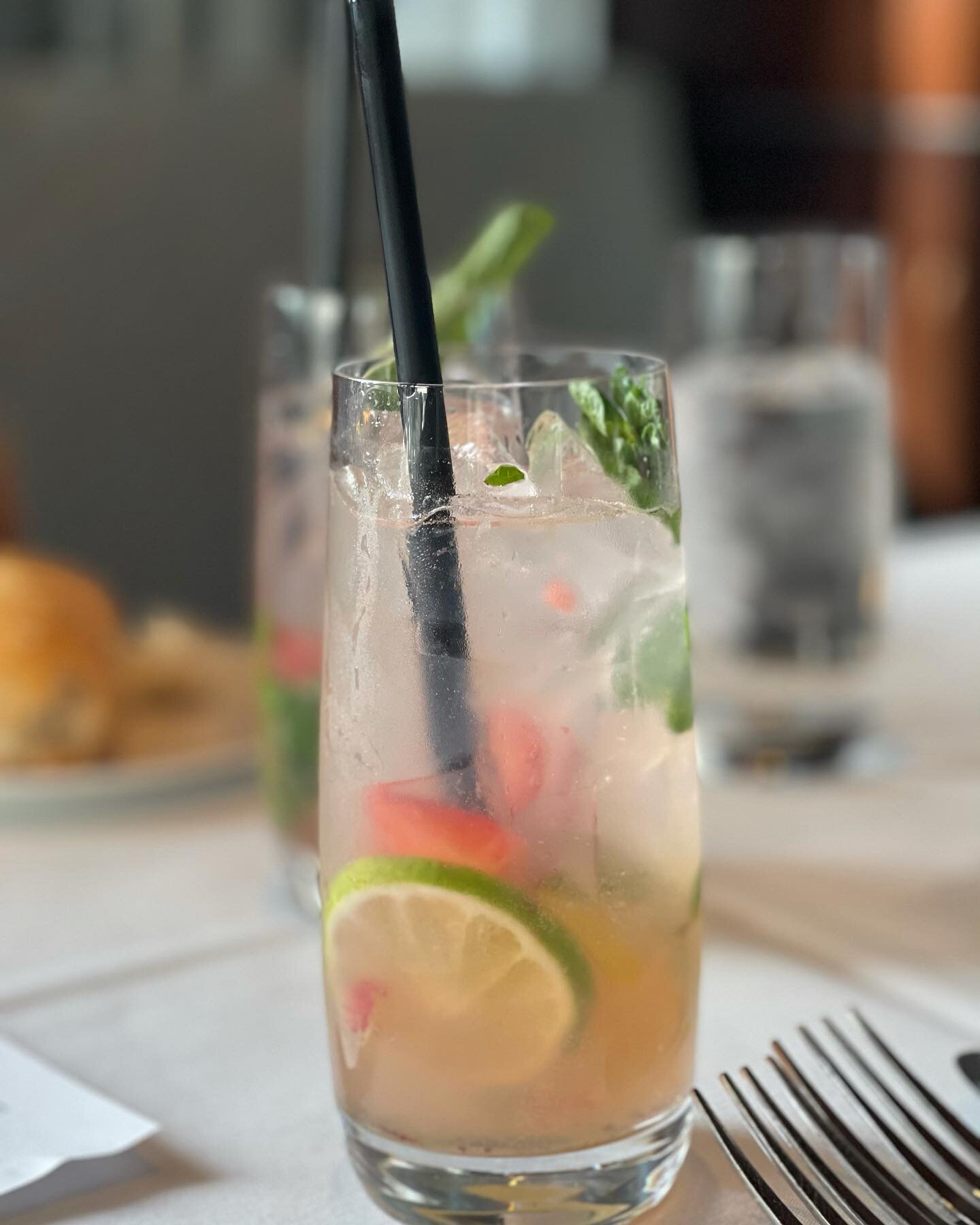 Perfection in a glass @eddievs_  with my sis @sixfourunicorn! So delicious! 

#bougienobudget #foodphotography #drinksdrinksdrinks #drinkstagram #beveragestation #tipthebartender