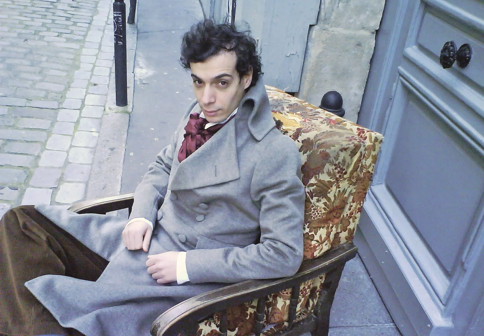 Le-Dandy_Sitting.jpg