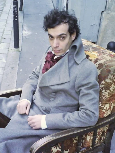 Le-Dandy_Sitting.jpg