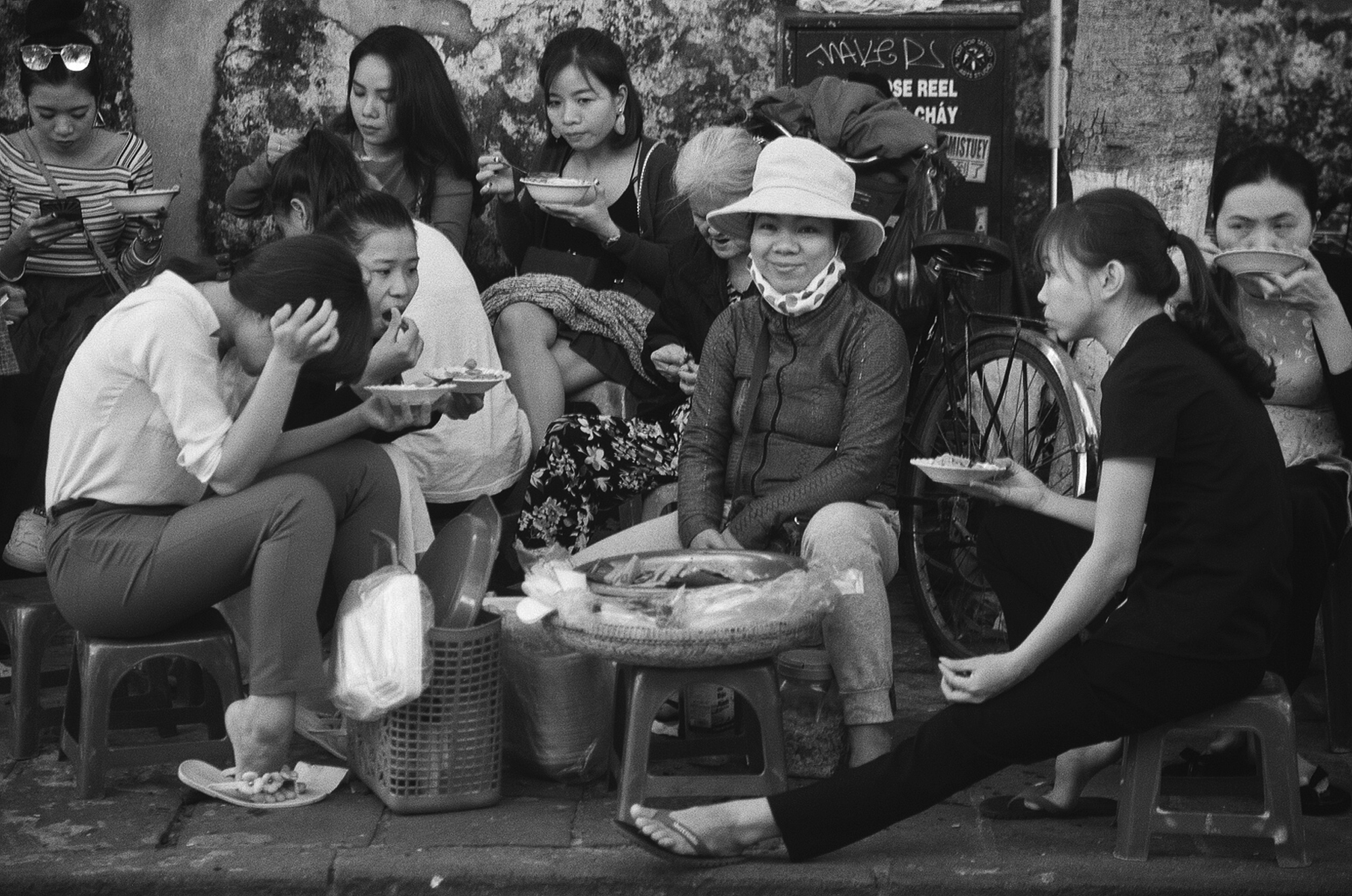  Hanoi street food vendor 