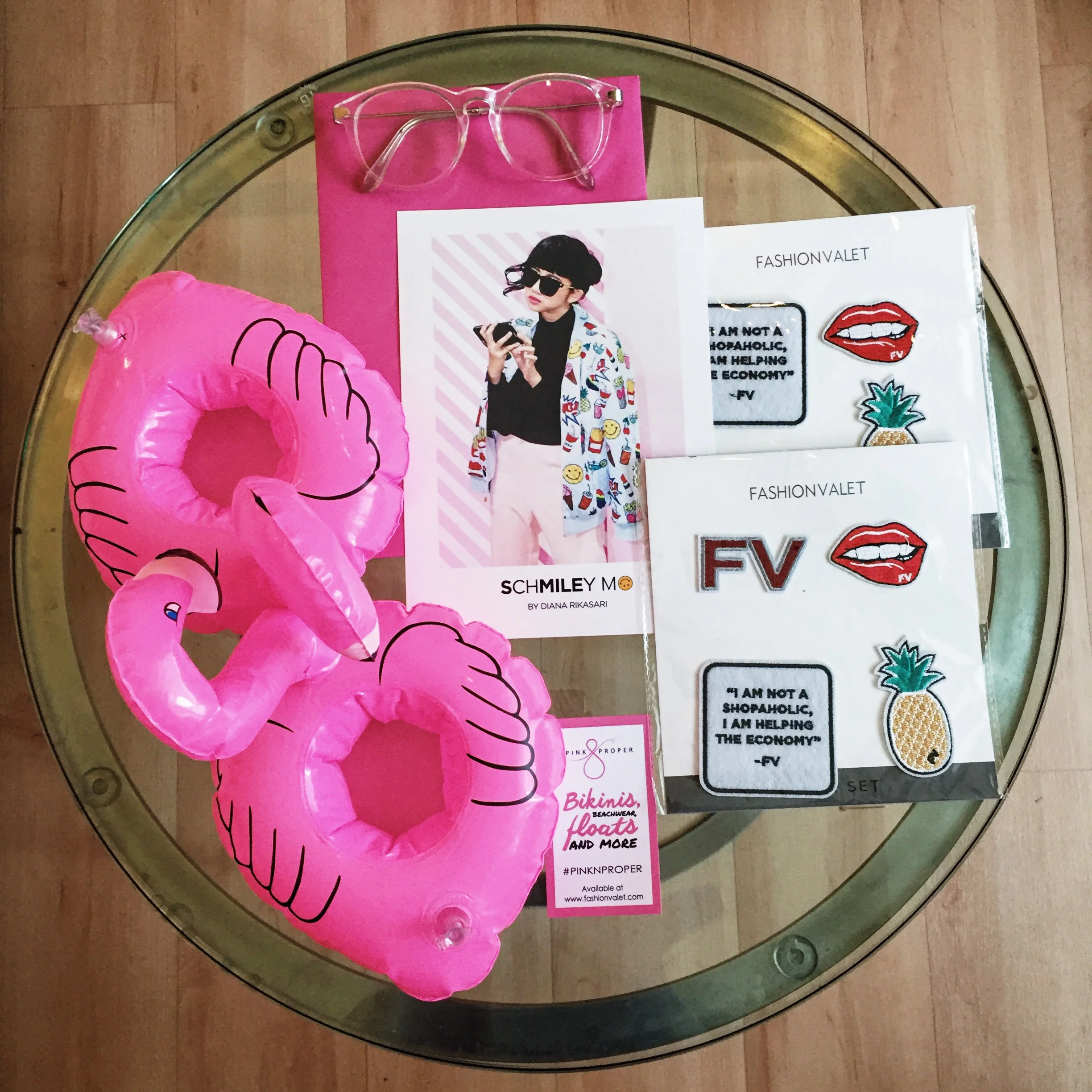 Freebies, courtesy of fashionvalet and Schmiley Mo.