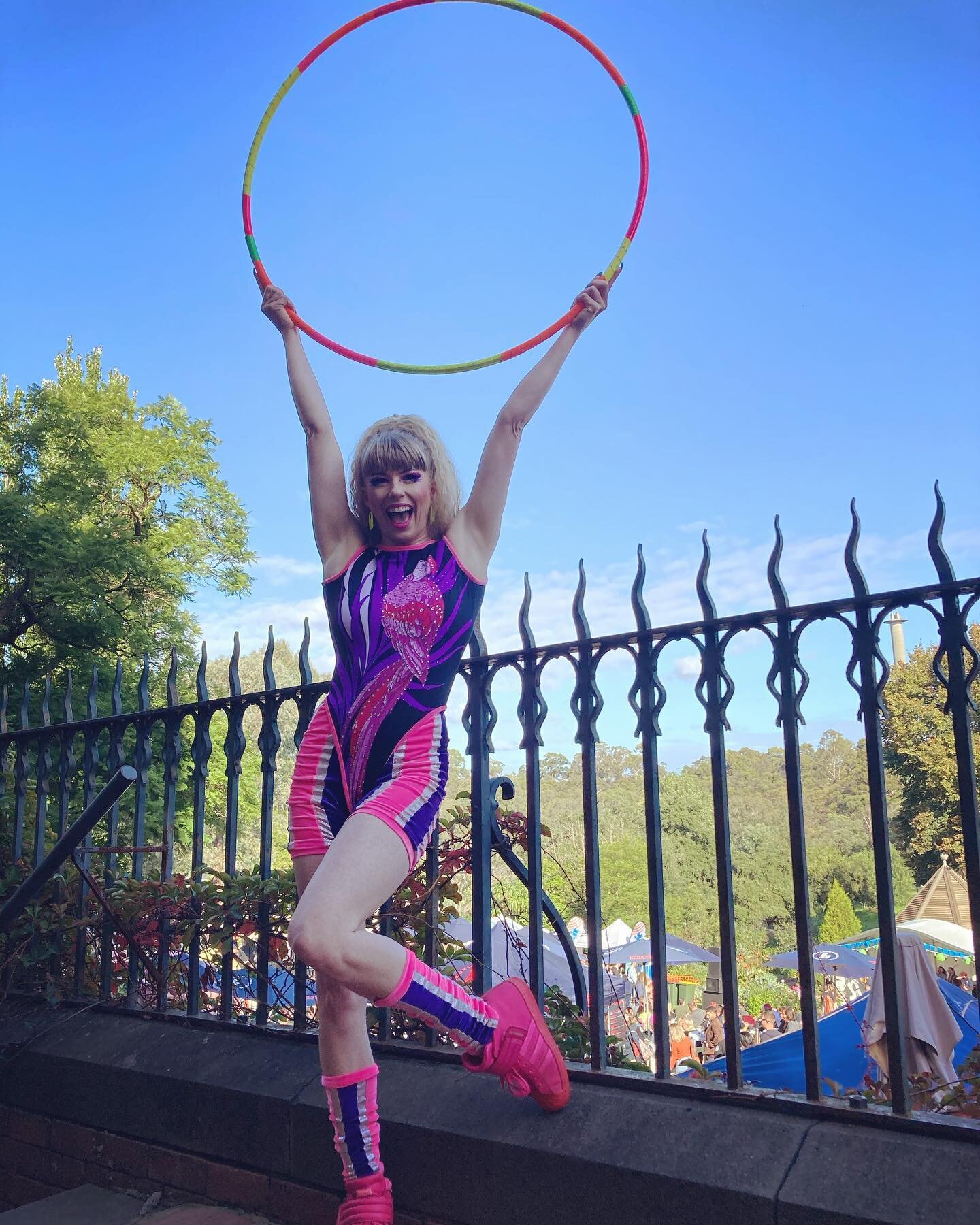 Roving today was hilarious at @abbotsfordconvent for @brewers_feast 🍻🕺🏼 Always a good time watching drunk people try and hula hoop 🤣 
#hulahoopersofinstagram #hulahoop #hooper #rovinghulahoop #festivalentertainment