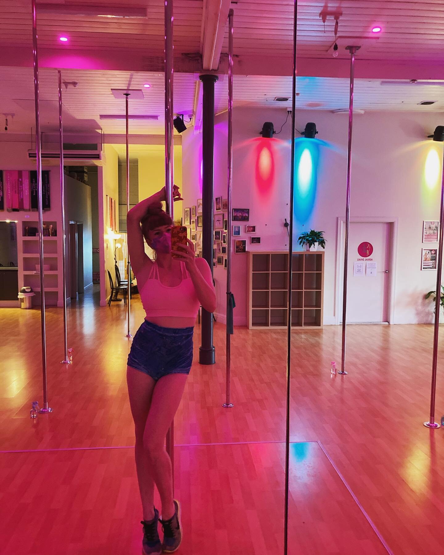 We are back baby! 🎆 🦄
I had my first night back teaching in studio at @pole.divas last night 🍬 
It certainly was more difficult to lift myself upside down 🤣💪🏼 but I couldn&rsquo;t be happier to be back to the daily grind🕺🏼

#poledancing #pole