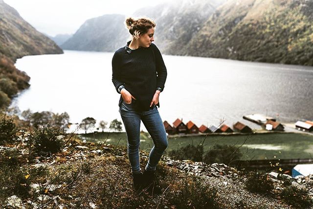 Aiaiai - don't know which i prefer more, the background or the beauty in front 😜. Visiting the fjords was an amazing experience - what's your favorite destination!? Would love to get some ideas and opinions! 🇳🇴🇸🇪 #traveling #scandinavia  #norway