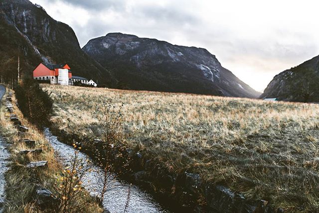 Fell in love with 🇳🇴 perfect place to get lost and immerse yourself in nature! #norway #roadtrip #traveling #travelstories #instatravel #travelgram #nikond800 #nature #naturephotography #landscape #travelphotography #travelnorway