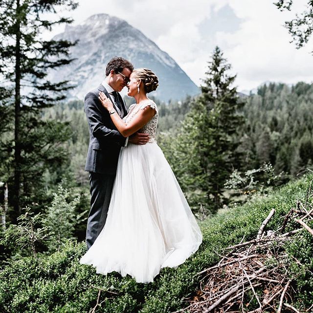 When it takes you more than a year to write a blog post about one of your favourite weddings, you know that you have been busy 😂 The more I am excited to give you a little insight about Alex and Fabi's destination wedding in Tirol. Find the full ent
