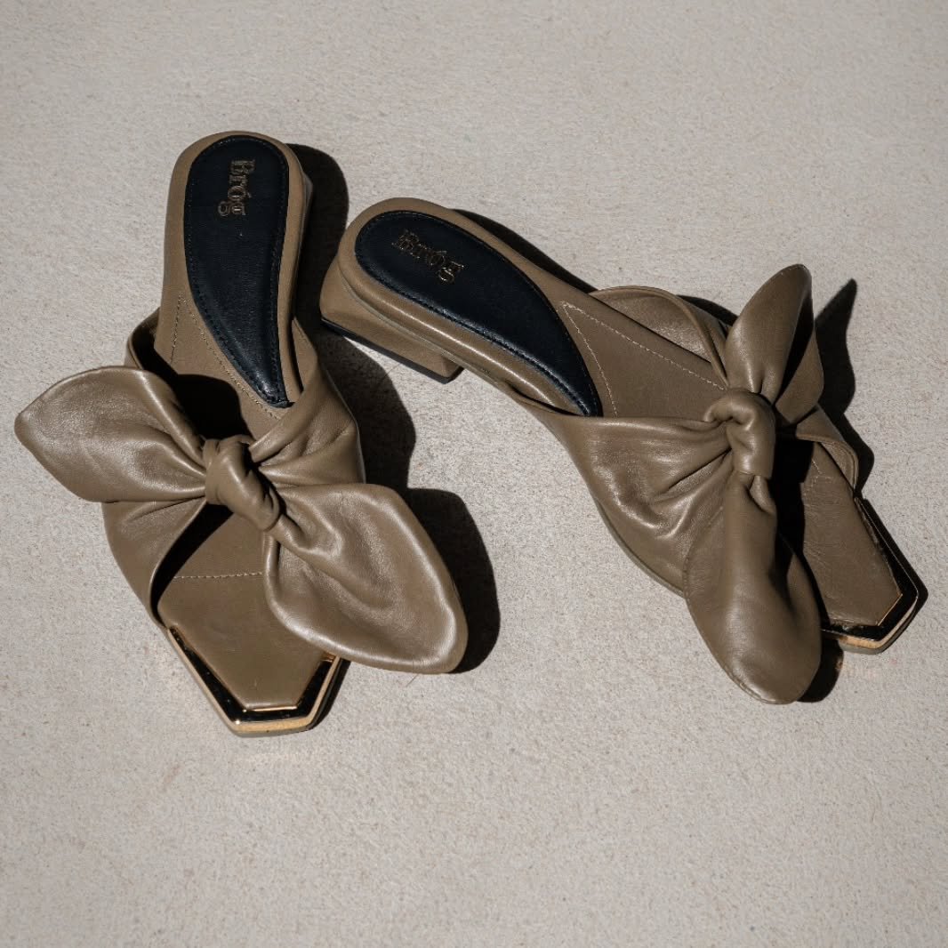 The @thebrogshoes Fiona in Moss Green is giving me all the feels as it's getting cooler. 

Especially with the super soft and supple leather and gold details. Perfect for a romantic Italian long weekend 🤌
.
.
.
.
.
.
#shoesoftheday #greenshoes #bows
