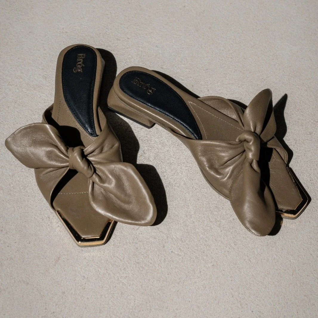 The @thebrogshoes Fiona in Moss Green is giving me all the feels as it's getting cooler. 

Especially with the super soft and supple leather and gold details. Perfect for a romantic Italian long weekend 🤌
.
.
.
.
.
.
#shoesoftheday #greenshoes #bows