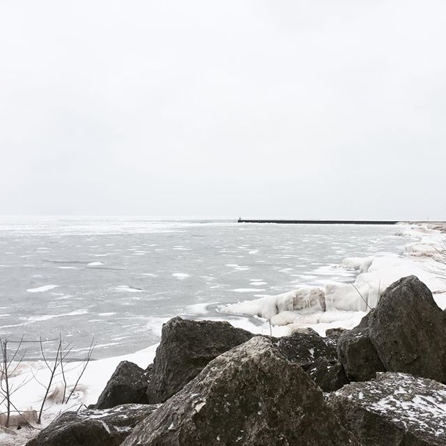 winter&rsquo;s a beach. 🌊 ❄️ .
.
#overwinter #beach #ice #chicagowinters #icywaves #bringbackspring #winter