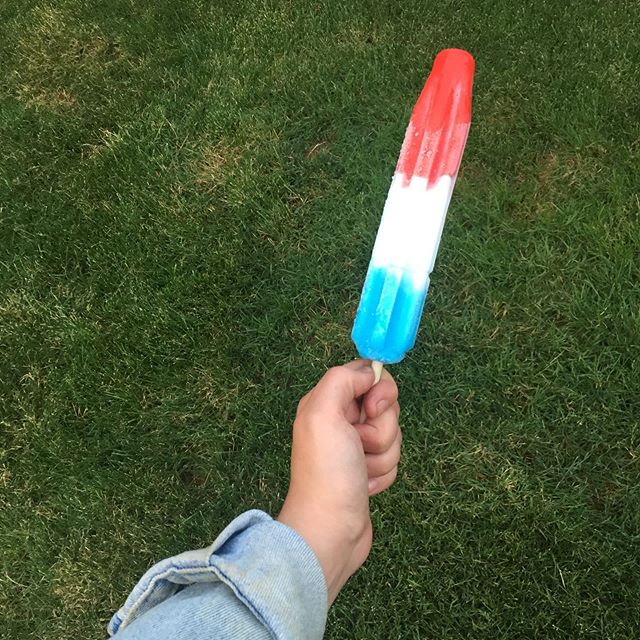 🧨☁️🚙
.
.
#america #redwhiteandblue #fireworks #rocketpops #bombpops #baaaawmpaaaawps #cousins #july4th #1776