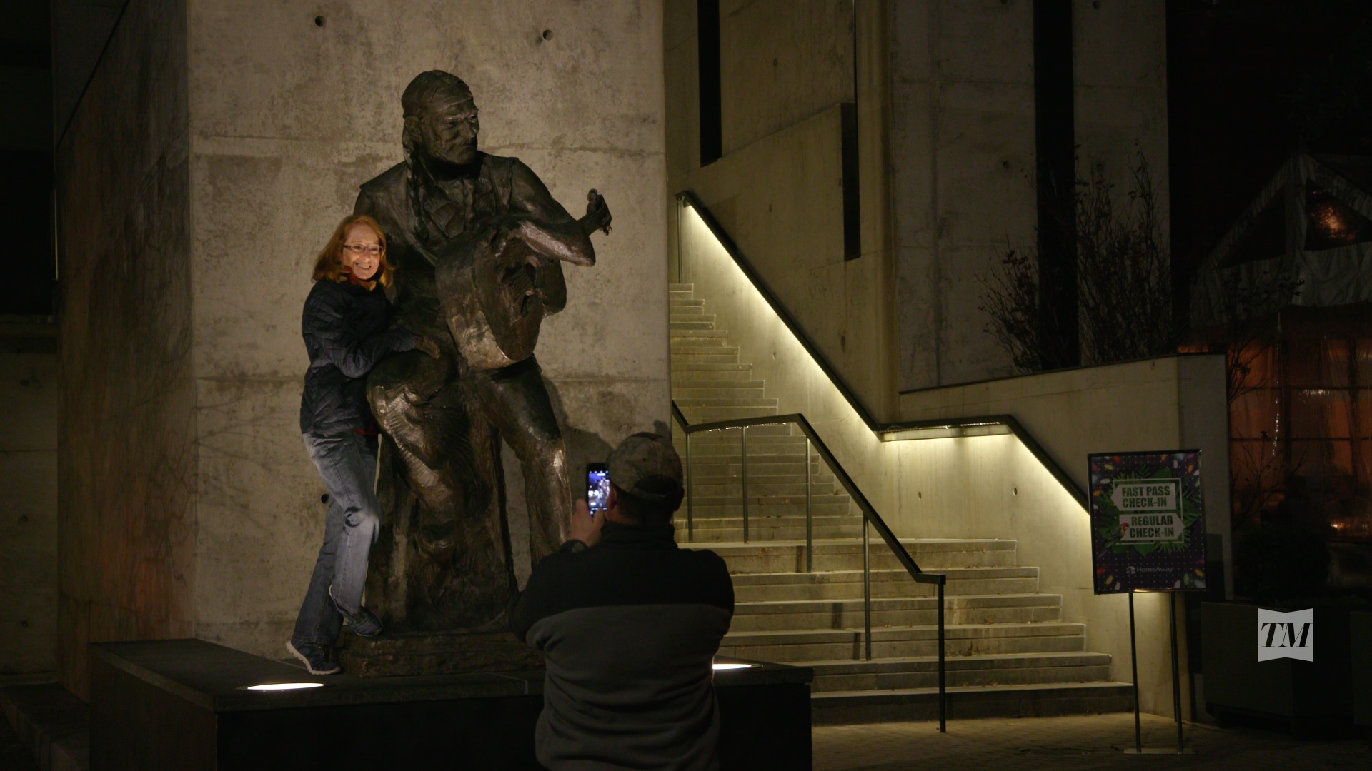 dox-video-production-work-wille-nelson-statue.jpeg