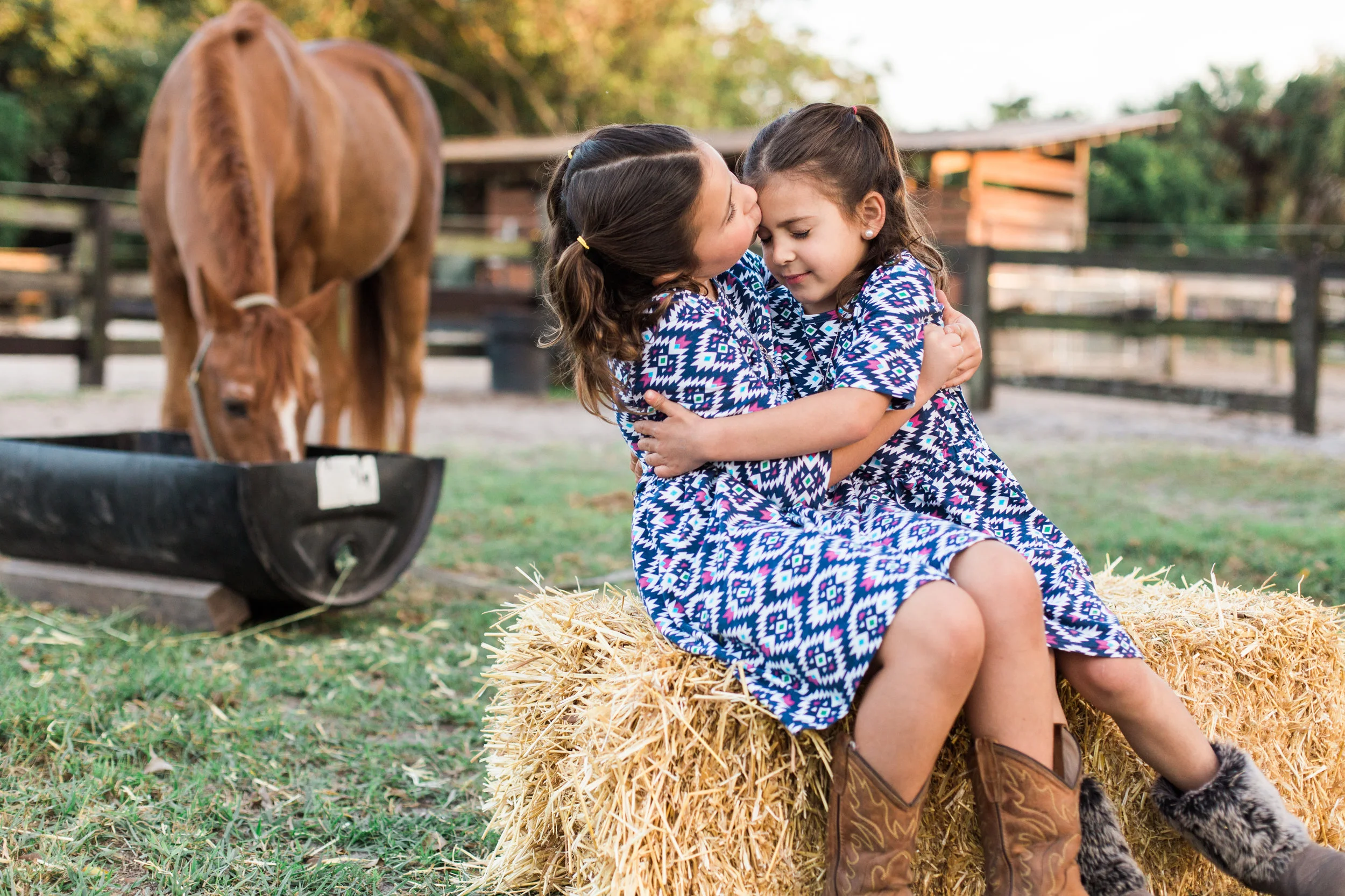 Sisters at a lifestyle photo session in Cocounut Creek.