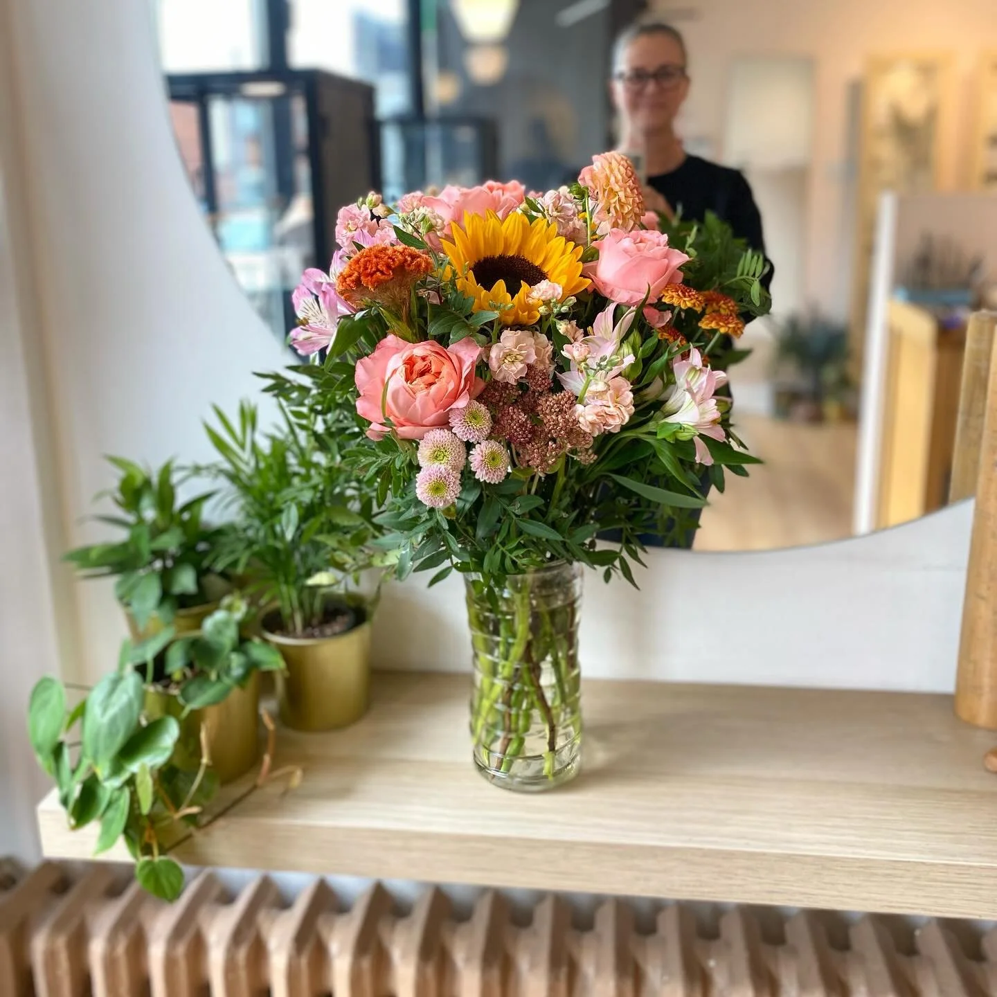 Anniversary flowers from the best hubby EVER! I was in the middle of a marathon client meeting and this gorgeous bouquet was delivered from @willemandjools💐 I luuuuv their flowers &amp; plants. You have to check 'em out!

Back to the #anniversary pa