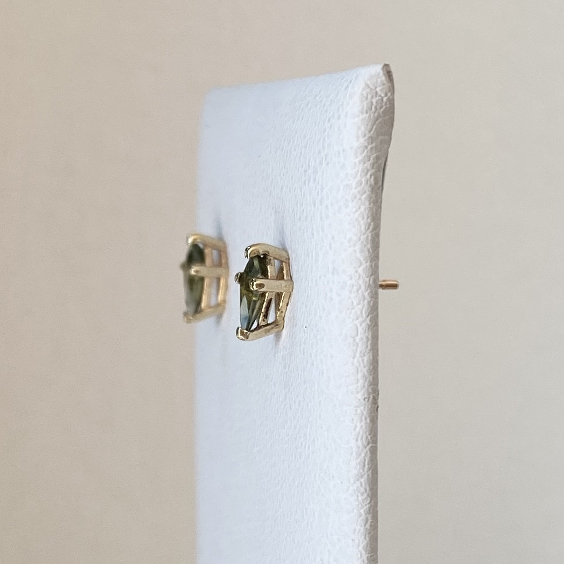 green sapphire kite shape sapphire studs claw set geometric earrings 14k yellow gold Kim Drosdick Toronto side view