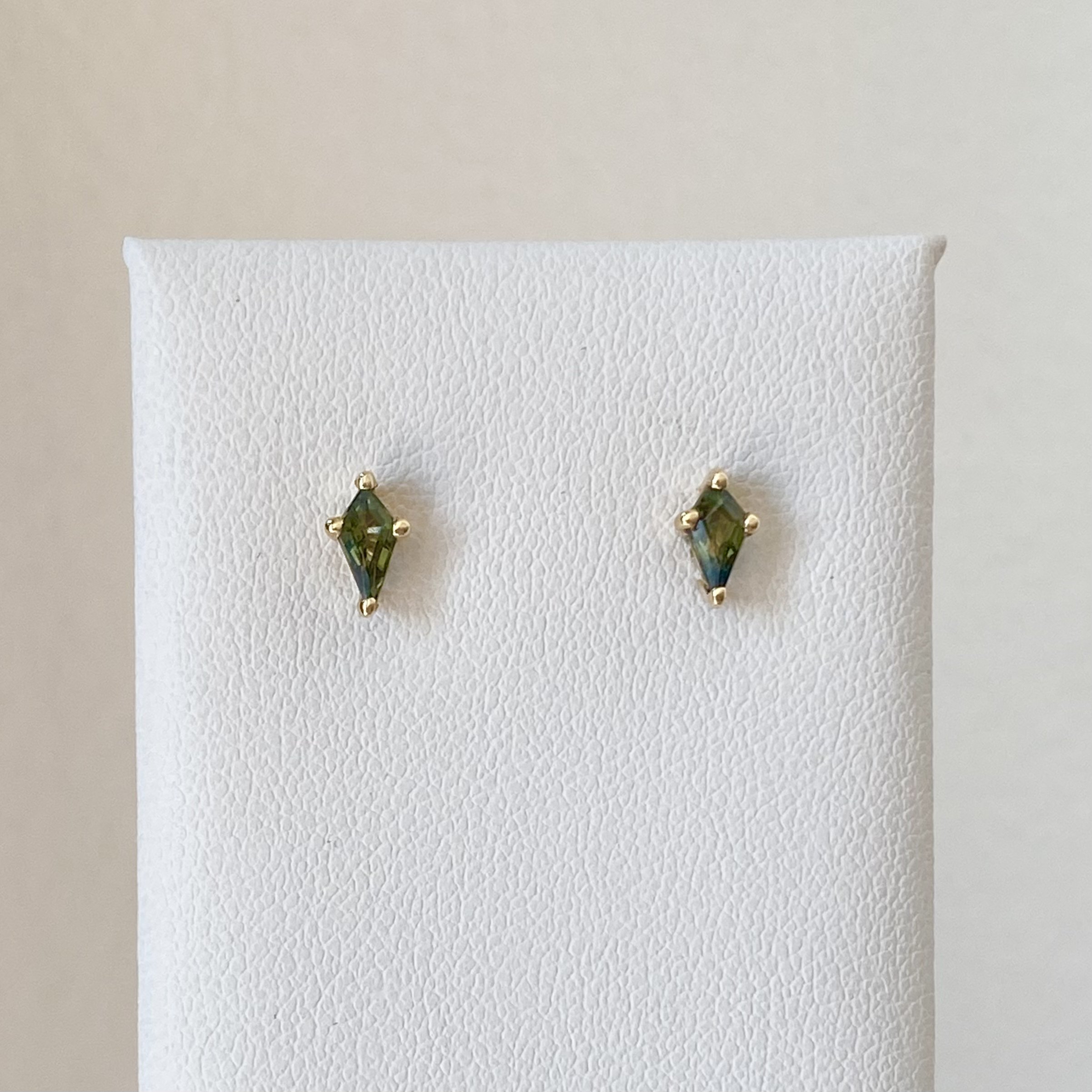 green sapphire kite shape sapphire studs claw set geometric earrings 14k yellow gold Kim Drosdick Toronto front view