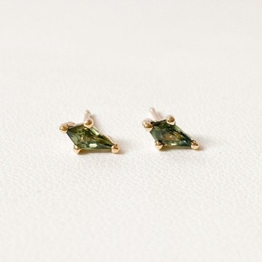 green sapphire kite shape sapphire studs claw set geometric earrings 14k yellow gold Kim Drosdick Toronto close up