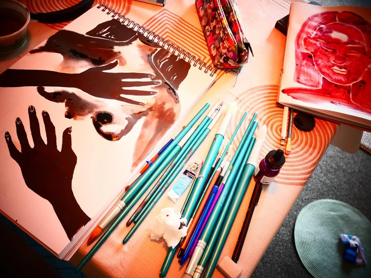 Ya I love my studio, but there is nothing quite like some kitchen table painting at home. Cosy with tea and soup on the stove,  my safe haven to feel and explore.  #artistmother #sundaypainter #homestudio #artpsychotherapist