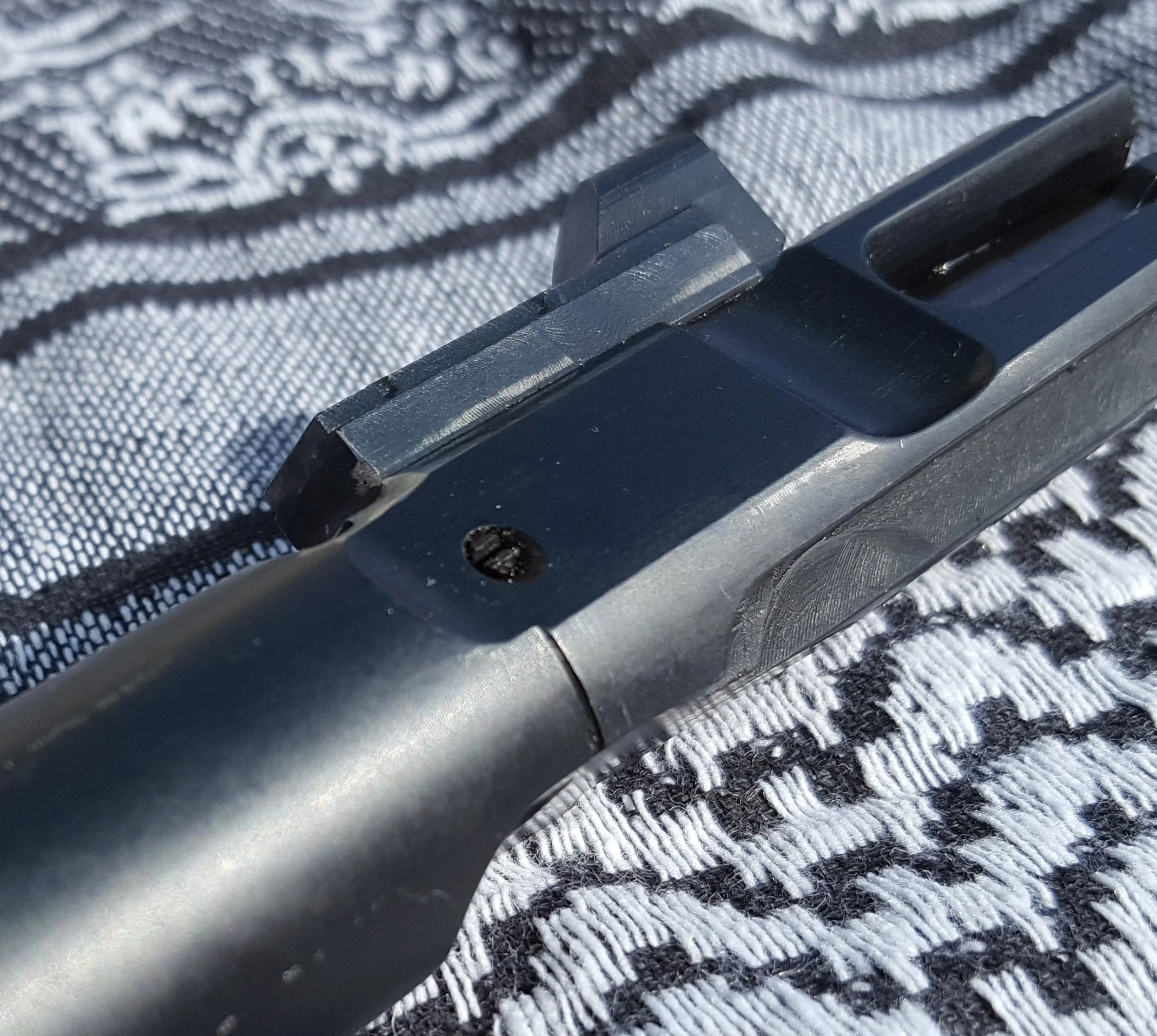 Same lip on bottom of bolt. Neither top or bottom lip actually affected function.