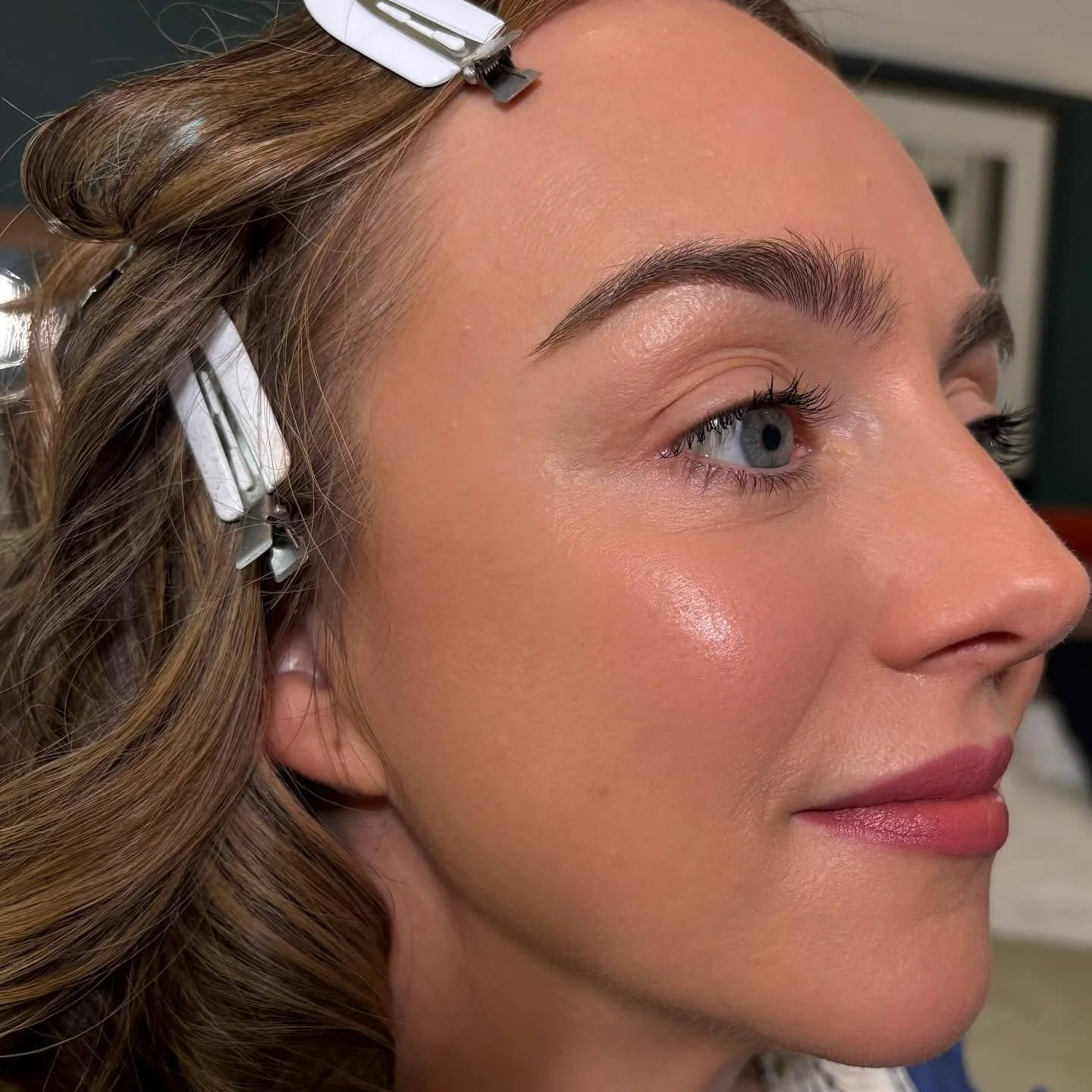 Glowing beautiful skin for our bride @claireglowandgrow was the vibe, she&rsquo;s a beauty! Such a fun morning with our dear friend and her lovely family. It is such a pleasure to be a part of all these special moments! ❤️💍

Makeup by me @anacruzmak