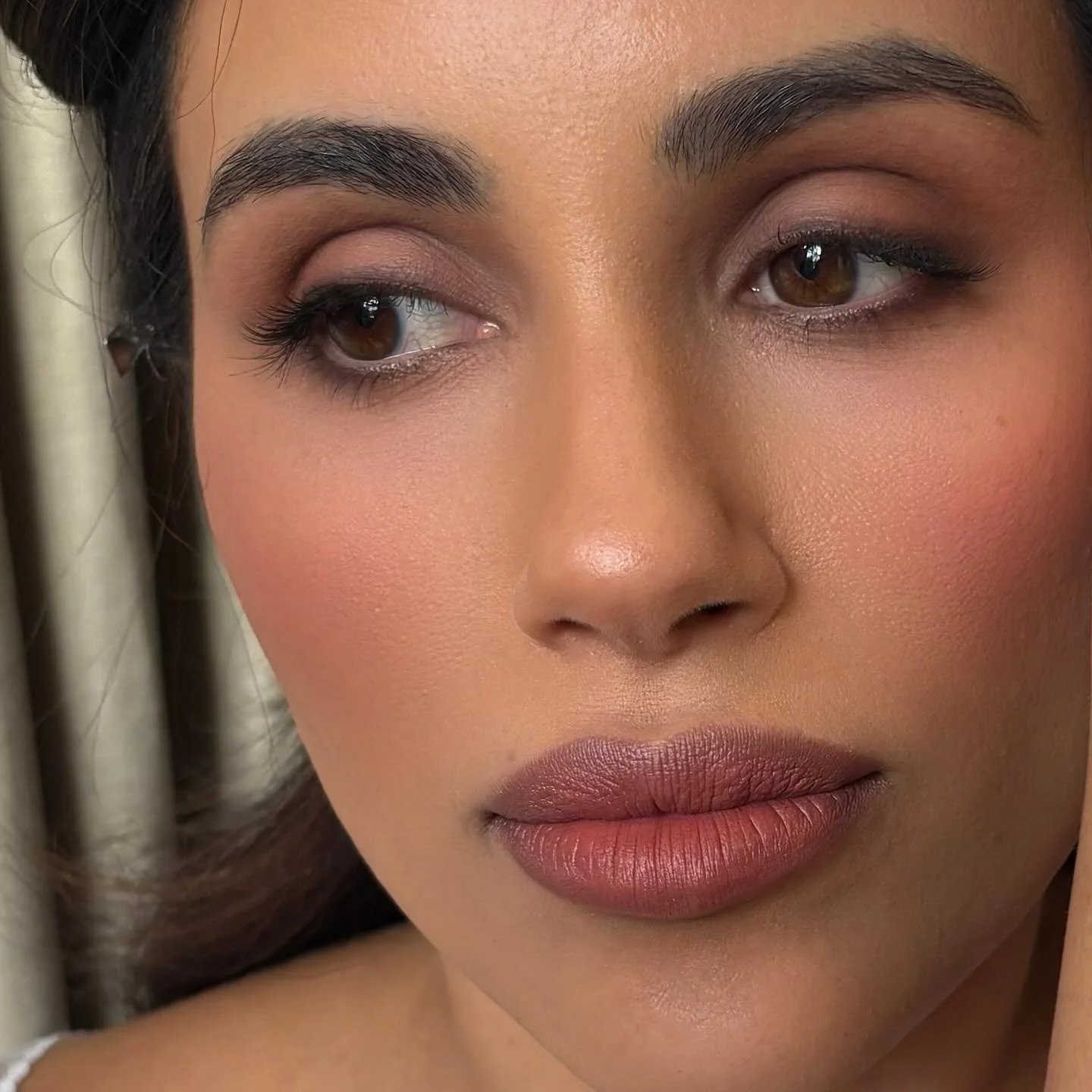 Beautiful Kaitlyn 🩷
Soft Cocoa Smokes paired with Medium nude lips and what i like to call a &ldquo;Bashful Blush&ldquo;

Makeup by me @anacruzmakeup 
Hair by Gary Lees @onesixthreehair @ochayekinoo 
Location @thirlestanecastleexclusiveuse (thank yo