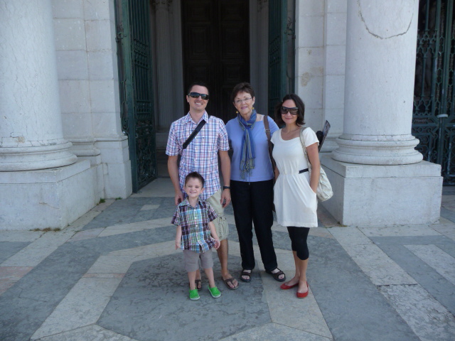 Family photo in front of Mafra Cathredral 2011.JPG